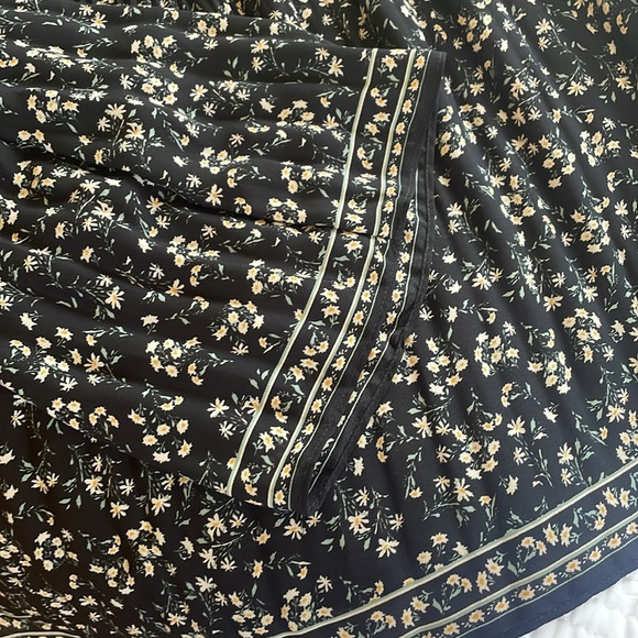 Max Studio black/yellow/white bell sleeve top with gathered bodice. So cute! - Picture 4 of 7